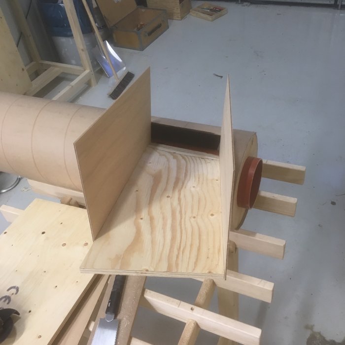 Delar av träprojekt som visar början till en spåntratt med fasade kanter och en passformad sektion.