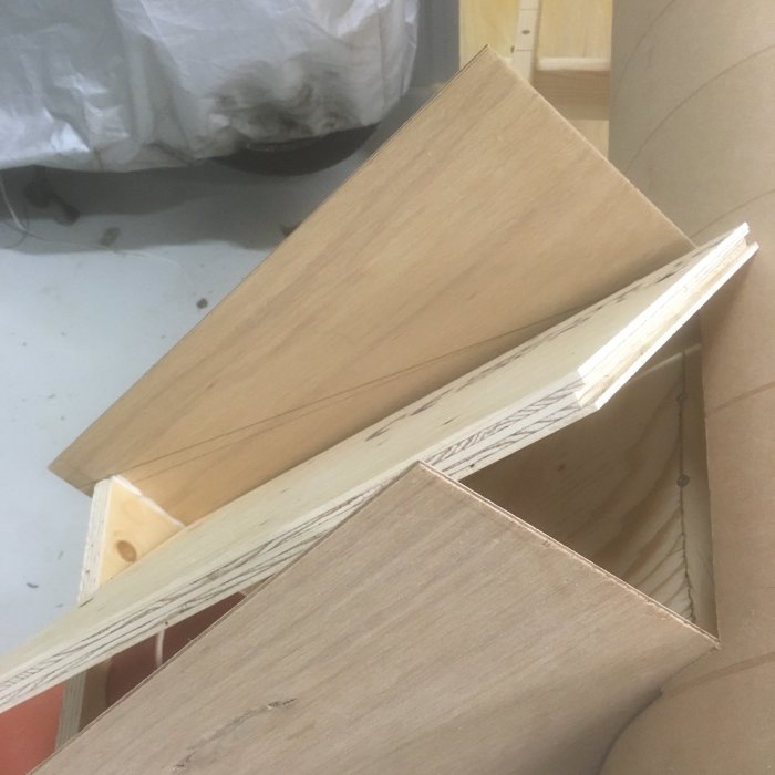 Träkonstruktion i början av en spåntratt till en cyklon, med vinkelsågade och fasade kanter.