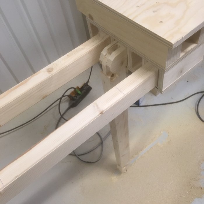 Sågbänk med utdragna stödben och ställbara fötter för ojämna golv.