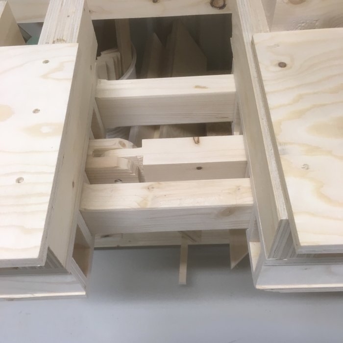 Stödben gömda i en öppen torsionsbox på en sågbänk med ställbara fötter.