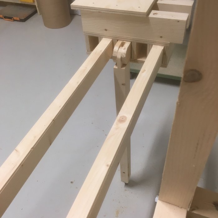 Utdragna stödben för sågbänk med ställbara fötter inbyggda i en torsionsbox, designade för ojämna golv.