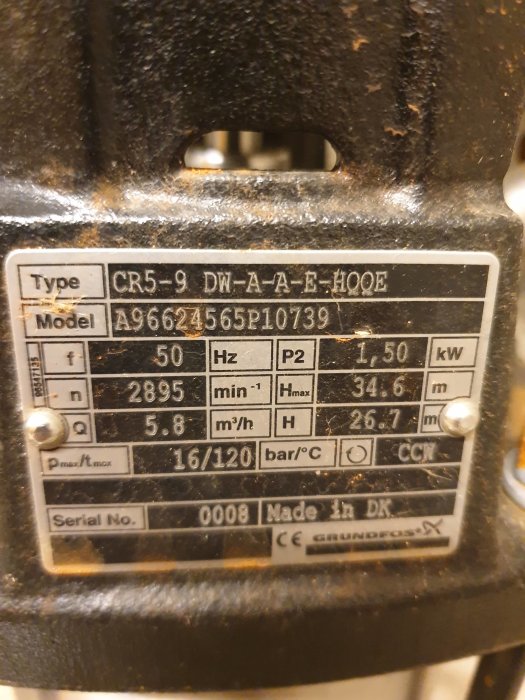 Specifikationsplåt på en Grundfos CR5-9 pump visar modellnummer och teknisk information.