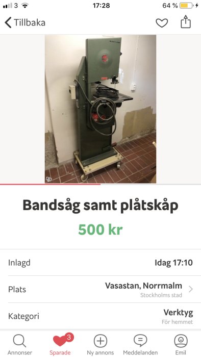 Bandsåg i grönt med kabel och svart bordsyta, annonserad för 500 kr, ser välvårdad ut.