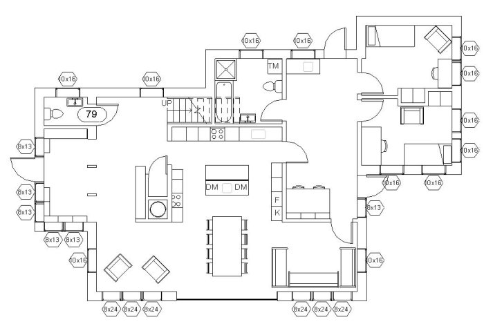 Arkitektonisk ritning av husplan med detaljerad layout av rum och möblemang.