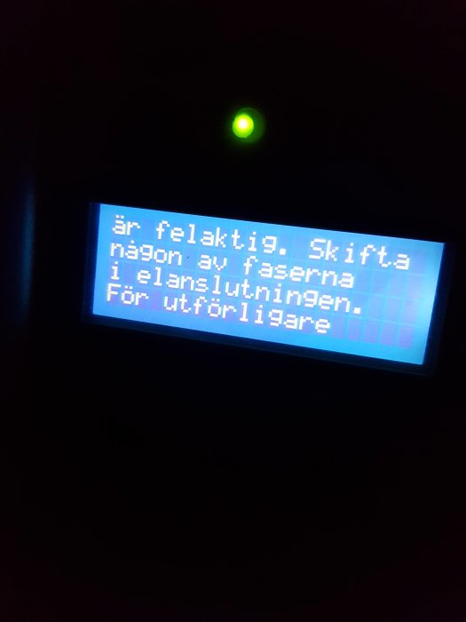 Felmeddelande på en Bosch värmepumps display som säger "är felaktig, Skifta någon av faserna i elanslutningen.