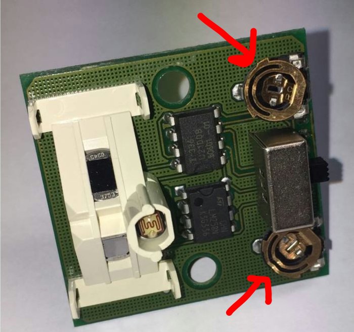 Kretskort med IC-kretsar, trimpotentiometrar och andra elektriska komponenter, markerat för inspektion.