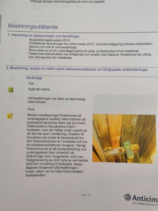 Del av besiktningsutlåtande med bild på en träyta med möjlig mögelbildning och en fuktindikator som visar grön färg.