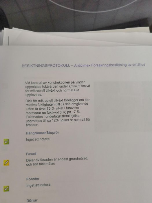 Öppet besiktningsprotokoll med text fokuserad på fuktkvoter och mikrobiell tillväxt.