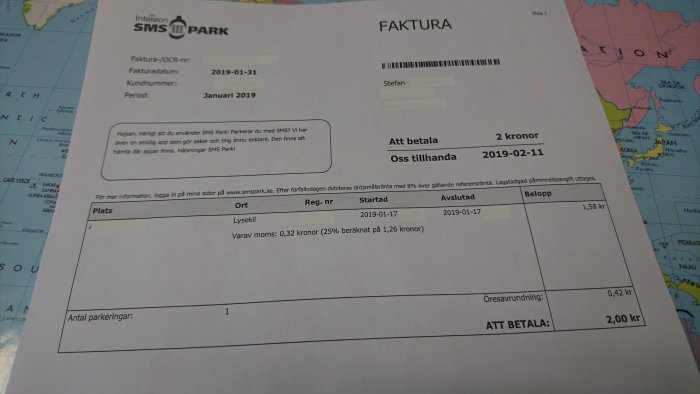 Faktura från SMS Park med totalbelopp på 2 kronor för en parkering i Lysekil, varav öresutjämning är 0,42 kronor.