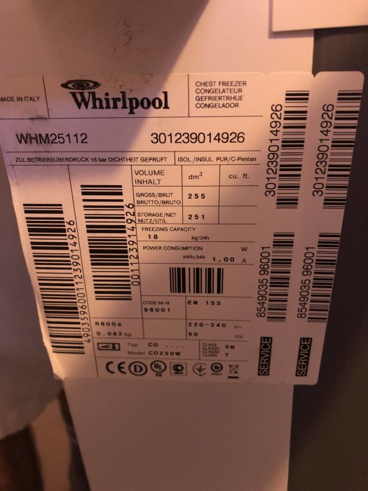 Bild av en Whirlpool frysbox etikett med modellnummer WHM25112 och tekniska specifikationer.
