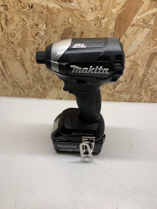 Makita slagskruvdragare för byggprojekt framför OSB-skiva.