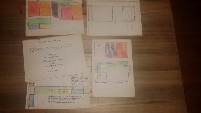 Handritade skisser för verktygsskåp, med mått och designupplägg på ett trägolv.