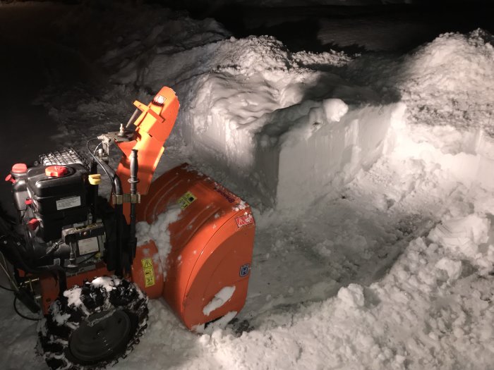 11hk snöslunga i arbete med att ta sig igenom en tjock snövall på natten.