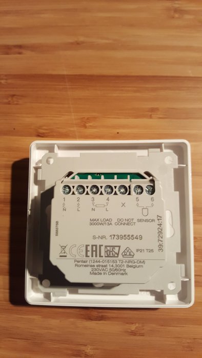 Termostat med anslutningsklemmor märkta 1 till 6 för installation av värmekabel.