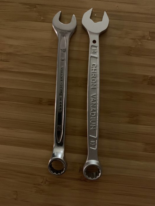 Jämförande bild av en skinande Bahco-blocknyckel och en matt blocknyckel märkt "CHROM VANADIUM" på ett träbord.