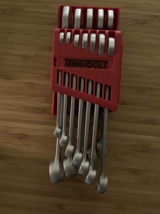 Set med Teng Tools-blocknycklar i olika storlekar monterade på röd vägghållare, mot träbakgrund.