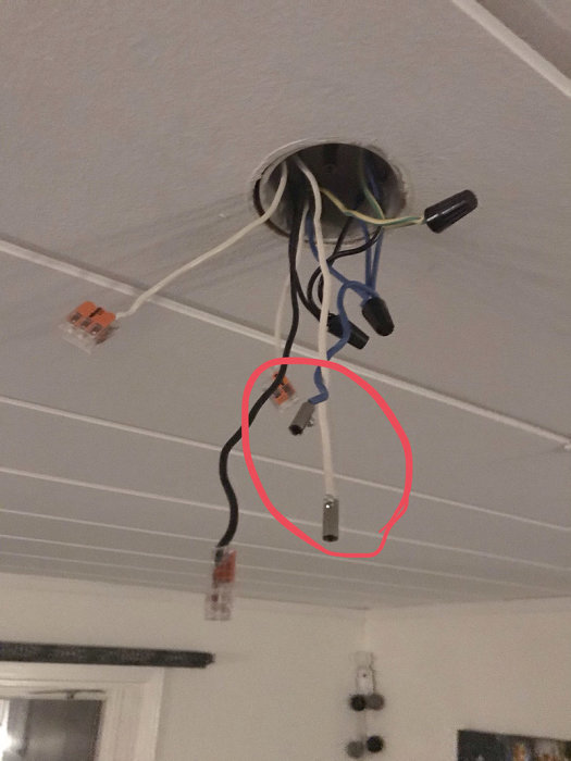 Öppen takdosa med elektriska kablar och en närbild av en äldre centrumskruvsfäst takdosa.