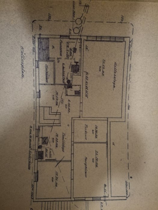 Ritning av ett hus med markerade avloppsstammar och andra installationer, med noteringar och mått specificerade.