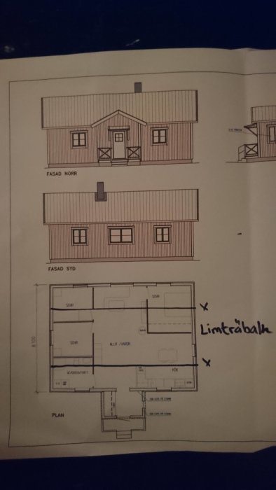 Ritningar över en byggnad med fasadvyer från norr och syd samt planlösningen markera som ett byggprojekt.