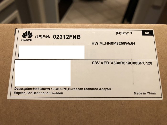Etikett på kartong med Huawei-logotyp och modellinformation för Bahnhof 10GE CPE HN8M8255Ws04, anpassad för Sverige.