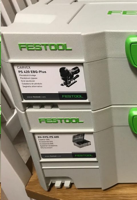 Staplade Festool Carvex lådor för PS 420 EBQ-Plus sticksåg och tillbehör med varumärket och produktinformation synliga.