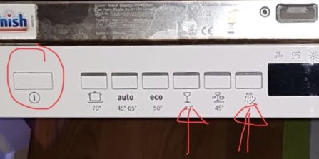 Kontrollpanelen på en avstängd diskmaskin med utmärkta knappar och strömbrytare för felsökning.