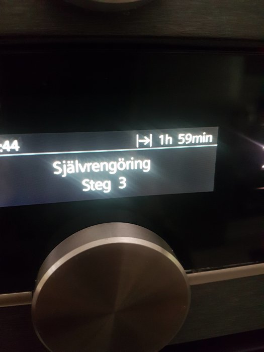 Ugnsdisplay som visar 'Självrengöring Steg 3' med en tid på 1h 59min kvar.