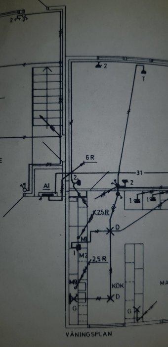 Elritning med planlösning av en våning, markerade elinstallationer vid A1 och 6R.