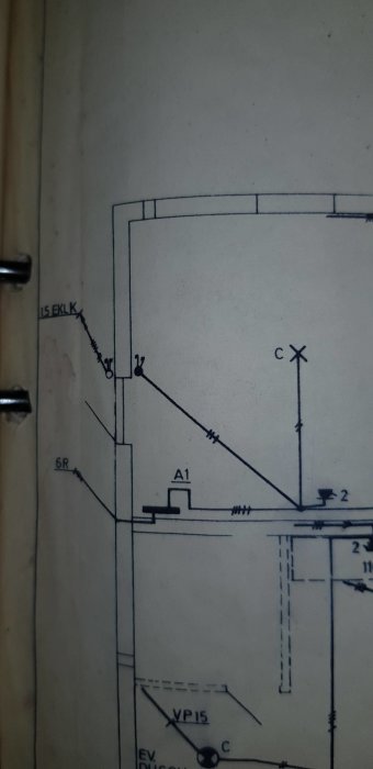 Elritning över källarplan med diverse tekniska symboler, beteckningar såsom 6R och A1, samt linjer som representerar väggar och elinstallationer.