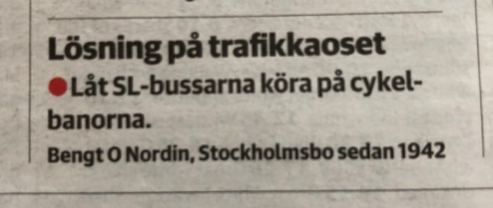 Tidningsklipp med debattinlägg som föreslår "Låt SL-bussarna köra på cykelbanorna" för att lösa trafikkaoset.