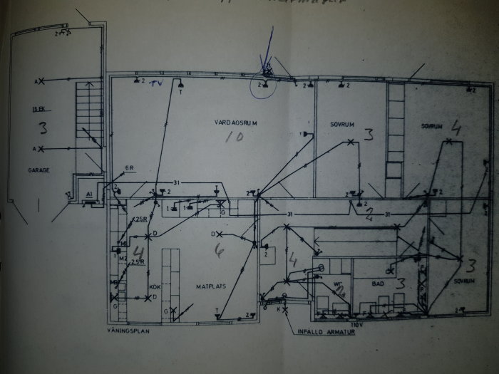 Detaljerad elritning av en husplan med markerade eluttag, lampor och andra elektriska installationer.