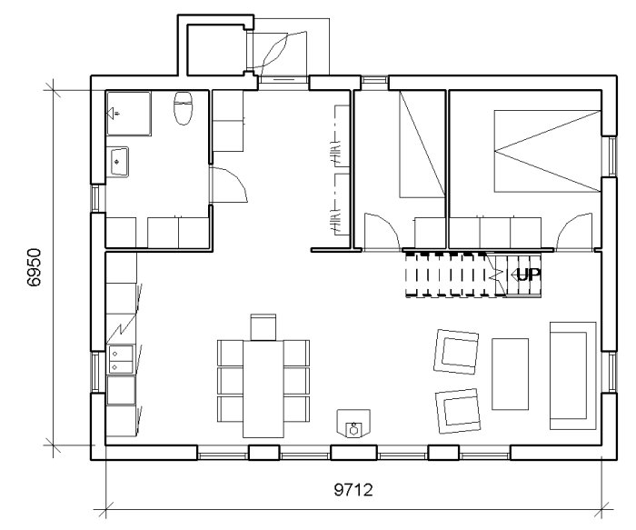 Ritning av en stuga med boyta och loft, visar layout för hall, storstuga och andra utrymmen.