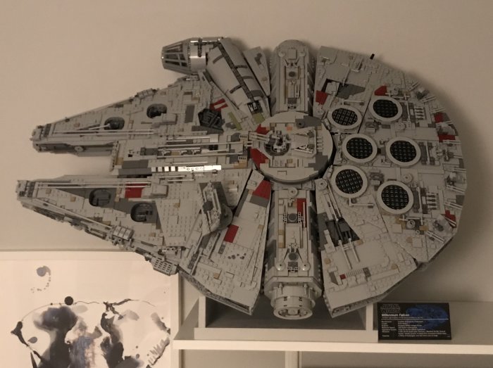 Modell av Millennium Falcon från Star Wars upphängd på vägg.