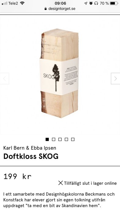 Doftkloss SKOG med en bit av trä och vit etikett med trädtryck på förpackningen.