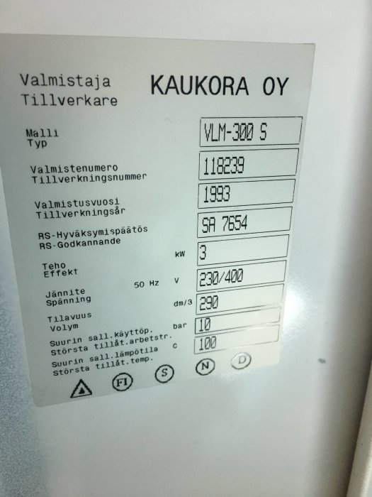 Typskylt på en Kaukora Oy VLM-300 S varmvattenberedare med tekniska specifikationer.