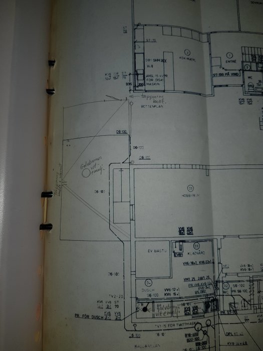 En öppen VA-ritning för ett hus med markeringar för avlopp och vattenledningar.