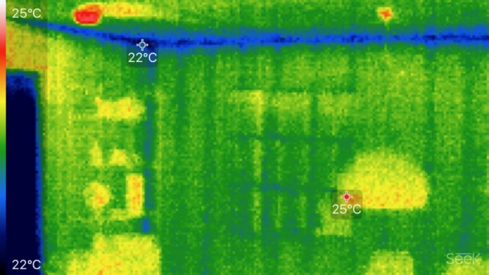 Termisk bild som visar temperaturfördelning i en byggnadsstruktur, med varma och kalla områden markerade.