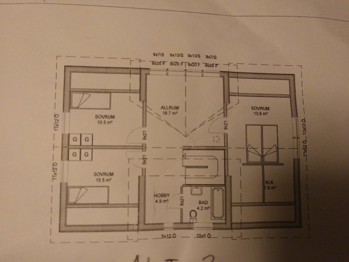 Skiss av husets övre plan med sovrum, allrum, hobbyrum och klädkammare ritade och dimensionerade.