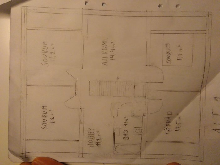 Handritad skiss över nedre plan för en planerad 1,5-plansvilla med storlekangivelser för varje rum.