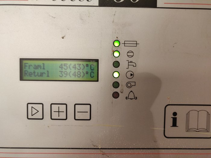 Värmepannans display visar framledningstemperatur på 45 grader och returtemperatur på 39 grader.