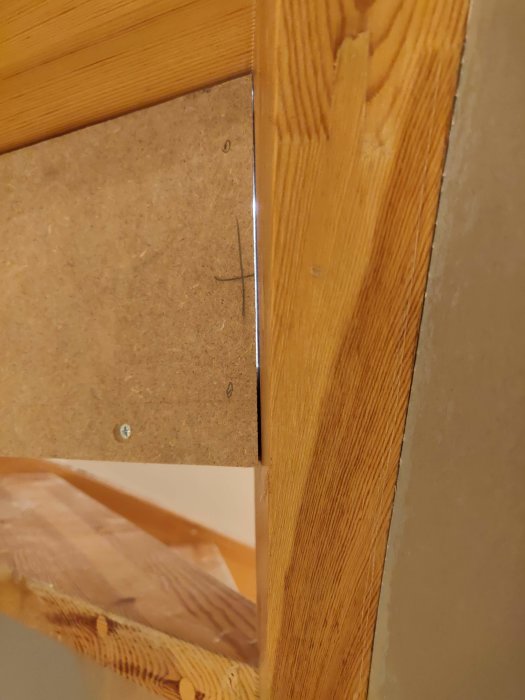 Renoverad trappkonstruktion med MDF-skiva och synlig glipa mellan skiva och träram.