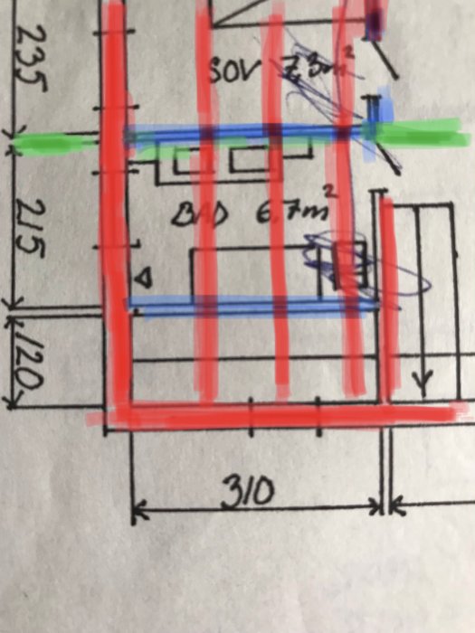Handritad planritning med röda markeringar för timmerväggar och blå för reglade väggar.