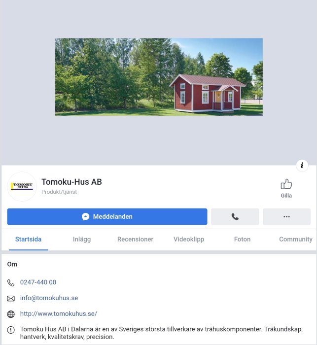 Rött traditionellt svenskt hus omgivet av grönska, representerande Tomoku-Hus AB:s byggnadsstil.