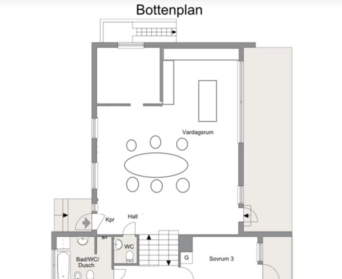 Ritning av bottenvåningen i en etagevilla med markerade föreslagna ändringar för öppnare planlösning i vardagsrum och kök.
