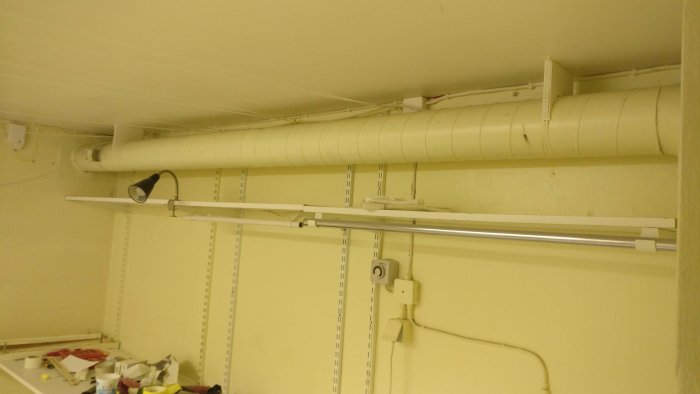 Spirorör för ventilation ovanför arbetsyta i en tvättstuga.