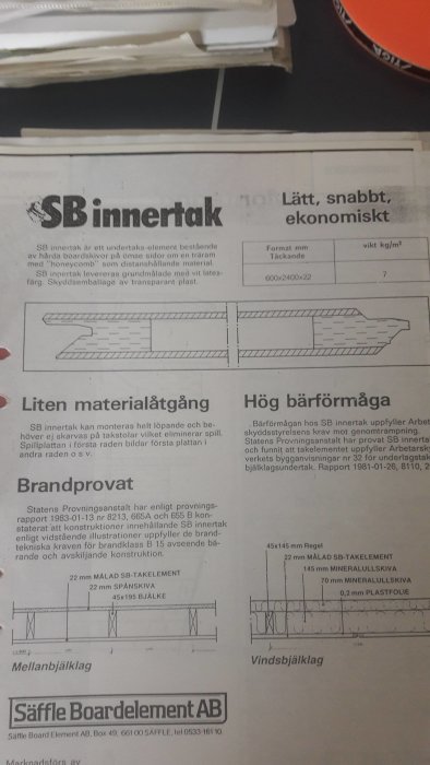 En öppen broschyr om SB innertak visar detaljerade konstruktionsteckningar och information om installationen av byggelement för innertak.