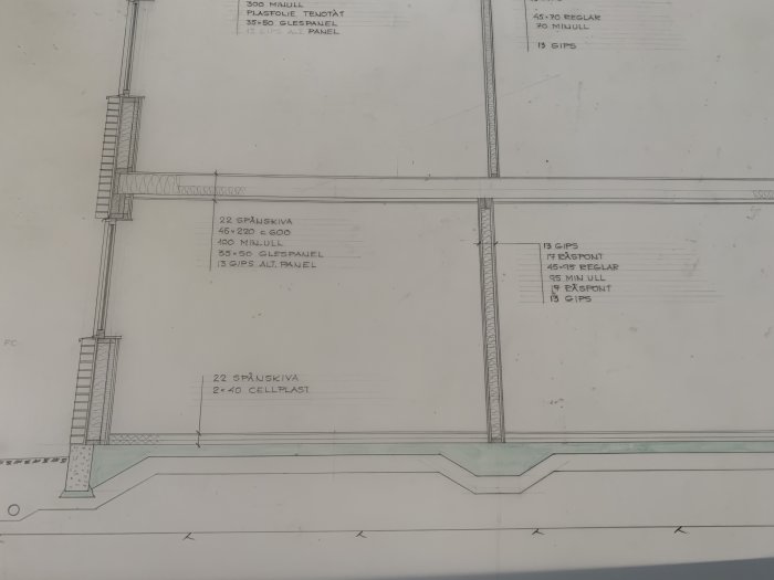 Arkitektritning som visar detaljer för golvkonstruktion med måttangivelser och materialspecifikationer.