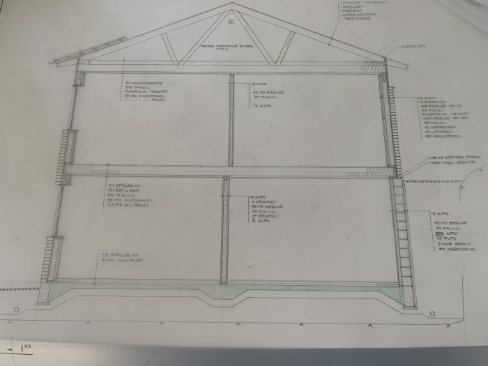 Arkitektonisk ritning av en byggnadssektion med mått och materialspecificeringar.