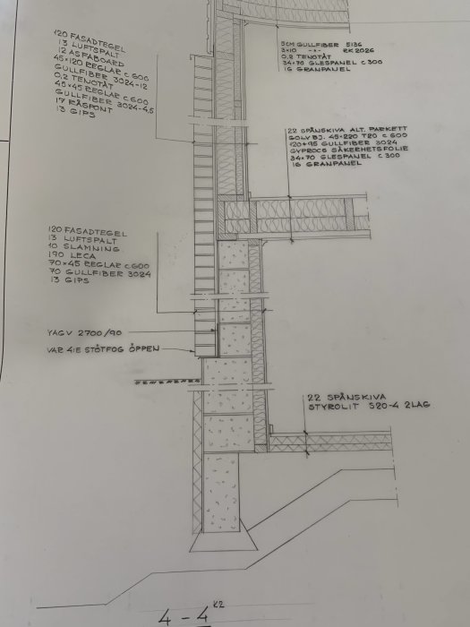 Arkitektonisk skärningsritning av en byggnadssektion med detaljer och måttangivelser.