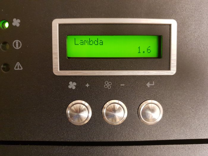 Digital display visar värden "Lambda 1.6" på en svart kontrollpanel med kontrollknappar.